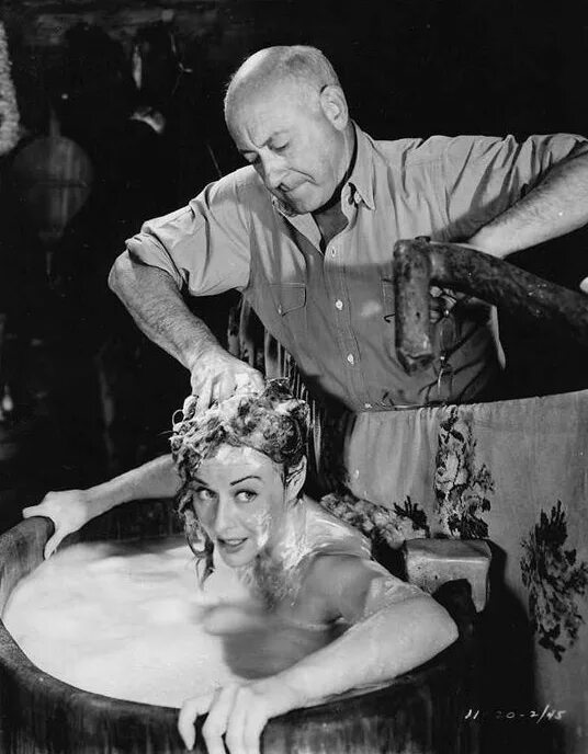 Paulette Goddard Bath. Unconquered Bath Scene. Пеньерис ДЕМИЛЬ. Ретро фото в ванной Клеопатра.