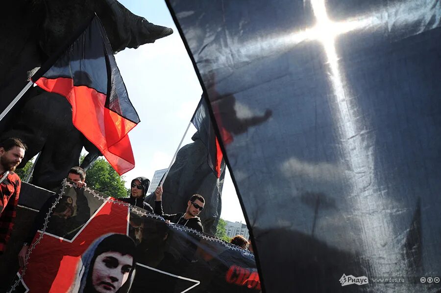 Стяг песня. Черное Знамя анархии. Анархические знамена. Флаг анархистов. Черный флаг анархистов.