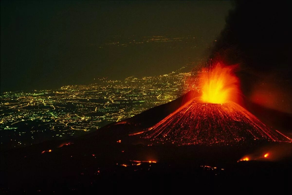 Вулкан Этна в Италии. Сицилия Италия вулкан Этна. Этна Сицилия извержение. Извержение вулкана Этна. Действующий вулкан на сицилии