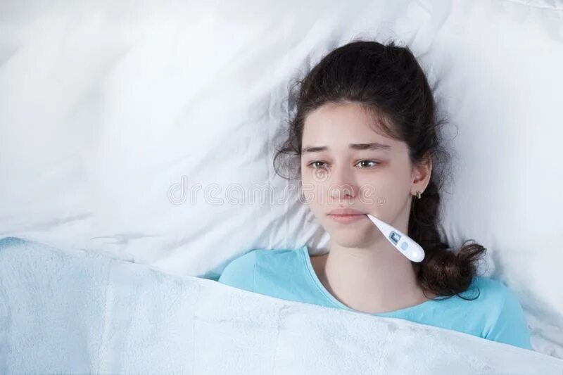 Девочка с градусником. Больной ребенок. Девочка заболела. Сколько болела девочка. Простуда.