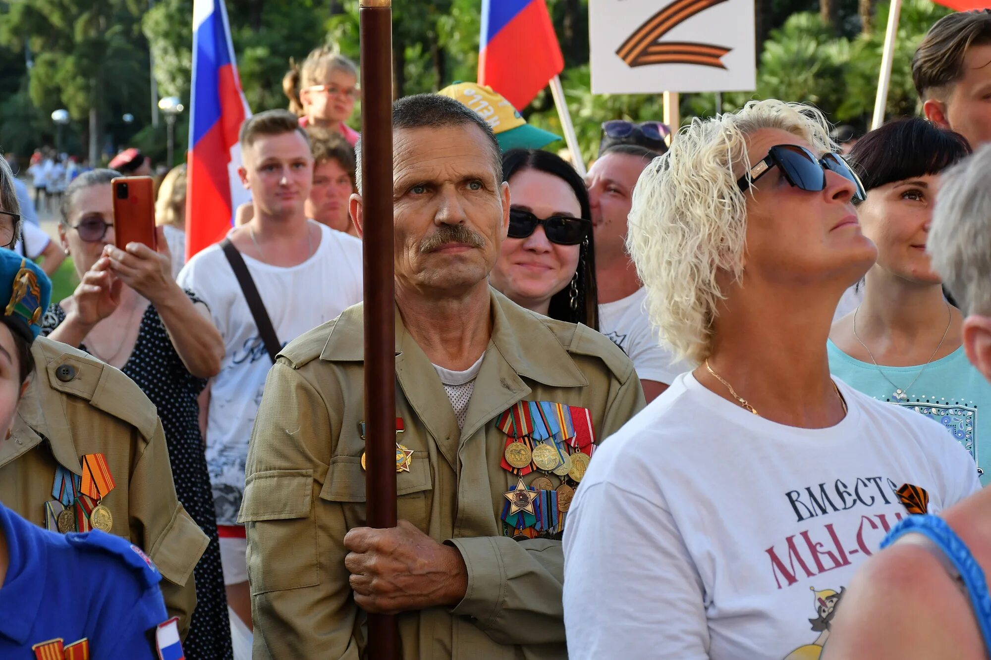 Сочи митинг. Митингующие люди. Митинг в Грузии в поддержку России. Митинги в России в поддержку Украины.