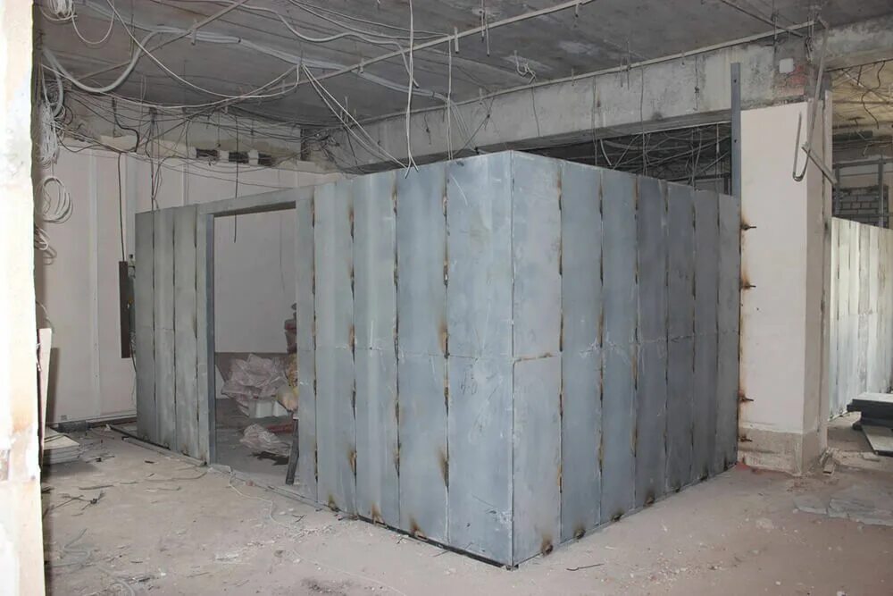 Бронированные перегородки. Дом-крепость зомби апокалипсис. Металлическая стена фортнайт. Бронированная дверь бункера. Дом robert konieczny от зомби апокалипсиса.