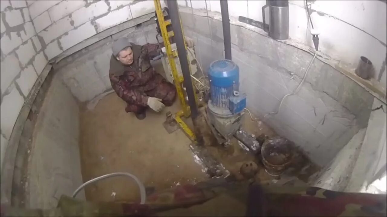 Как проводят скважину в дом видео. Бурение абиссинских скважин на воду. скважина в подвале. скважина бурение в погребе. бурим скважину в погребе под воду.