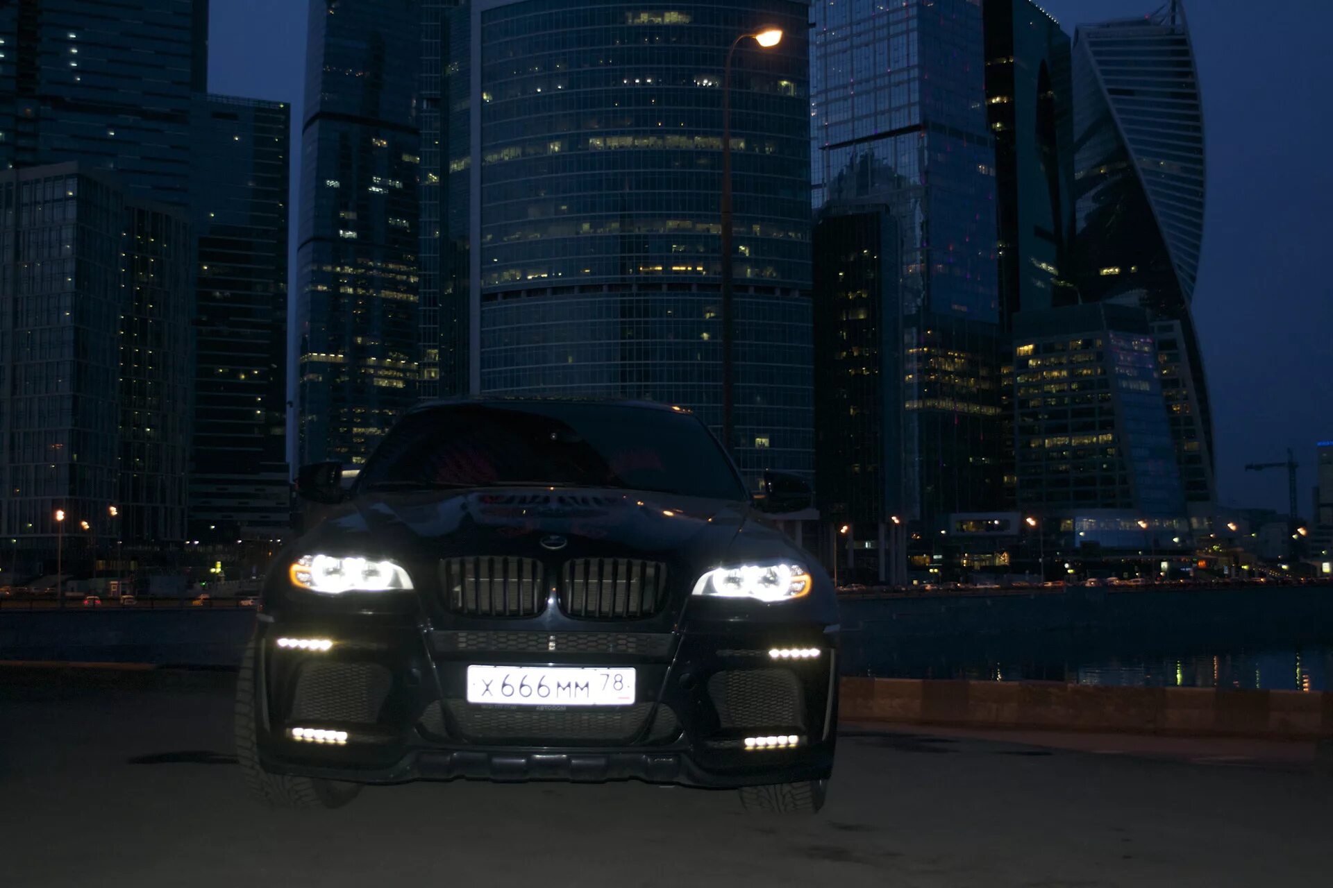 Черная машина в москве. BMW x6 ночью. БМВ х6 в Москве. БМВ х5 ночью. BMW x5 Black Night.