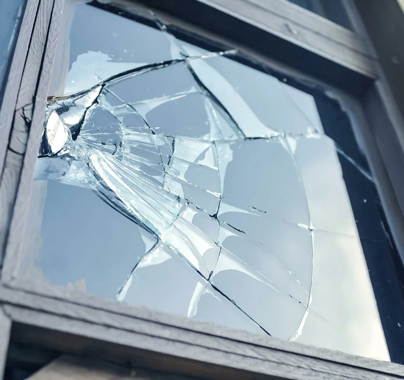 Сломано окно пластиковое. Разбитое стекло. Разбитое окно. Разбитое пластиковое окно. Стекло окно.