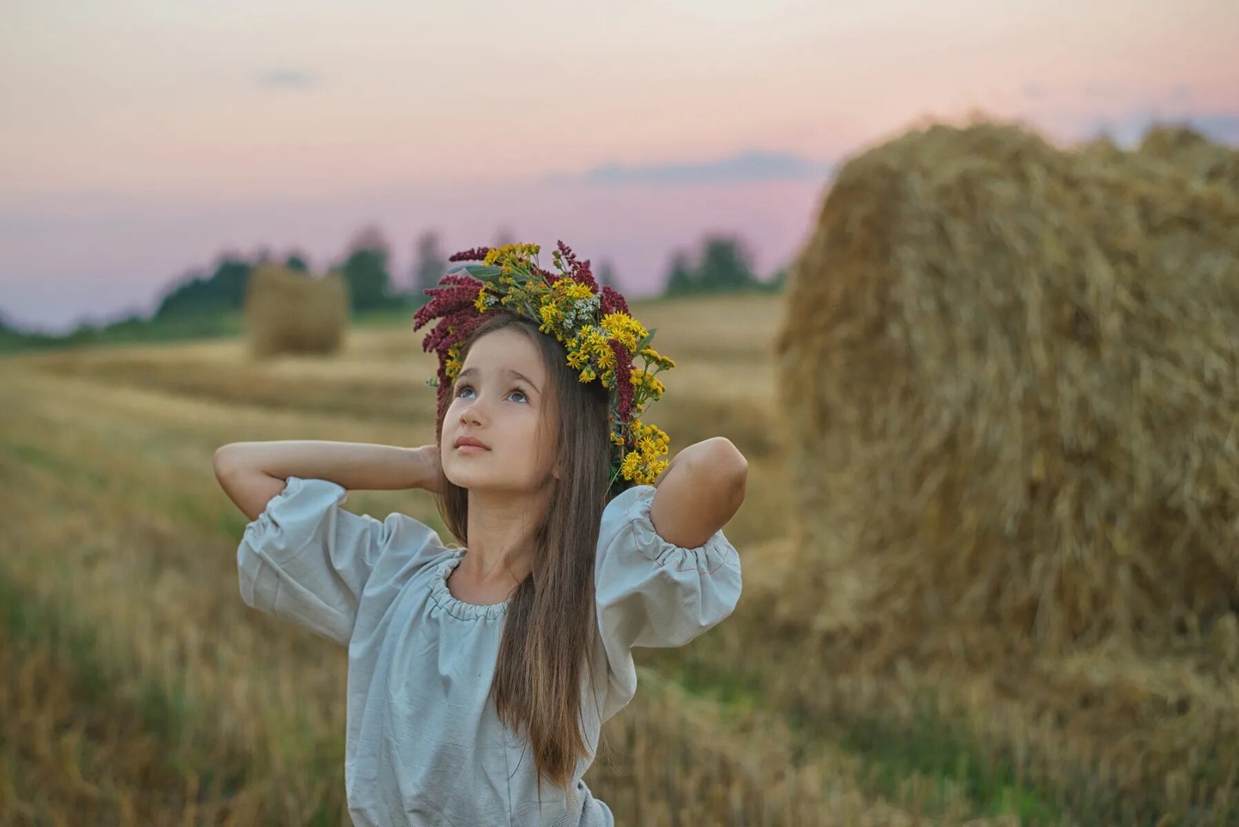 Девочка с венком на голове. Веночек на голову для девочки. Валяние в стоге сена. Женщина с венком на голове. Венок из одуванчиков.