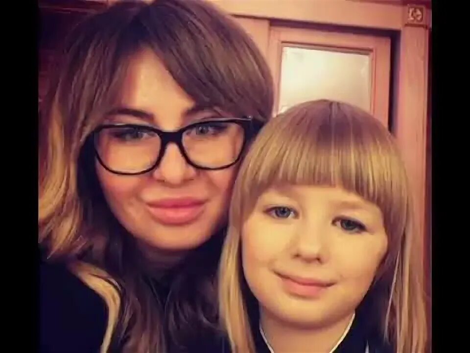 Мама поёт колыбельную малышу. Фотосессия мама и малыш. Мать с ребенком. Красивая мама. Объятия дети.