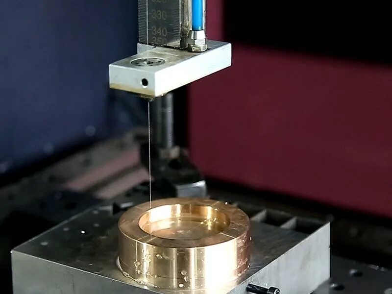 Электроэрозионный станок supercut 734. Станок резкой проволокой. Электроэрозионный станок supercut 734. Электроэрозия обработка металла. Электроэрозия электродом.