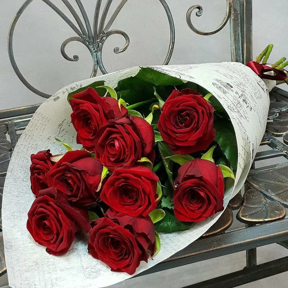 Классический букет из красных роз. Красивый букет бордовых роз. Красивый букет из бордовых роз. Девять роз