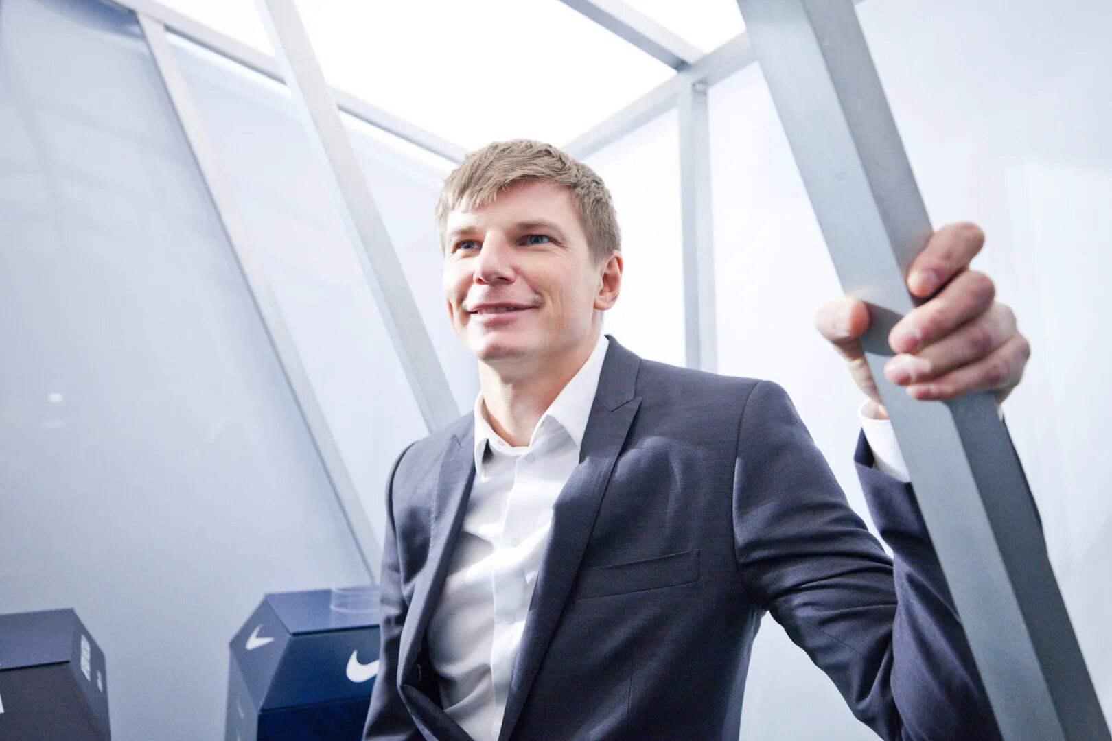 менеджер в банке. получил новую должность. поздравляю с повышением в должности. получил новую должность. форма одежды для банка.