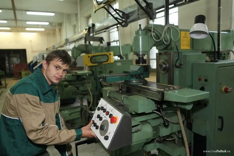 Станочник широкого профиля это. Рабочий у станка. Токарь за дип 500. Профессия станочник широкого профиля. Станочник широкого профиля это.