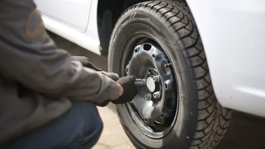 После замены резины машину тянет. Seasonal Tire services Mazda. Замена покрышки камеры icon. Замена покрышки в полевых условиях. Замена резины на погрузчике с запорным кольцом видео.