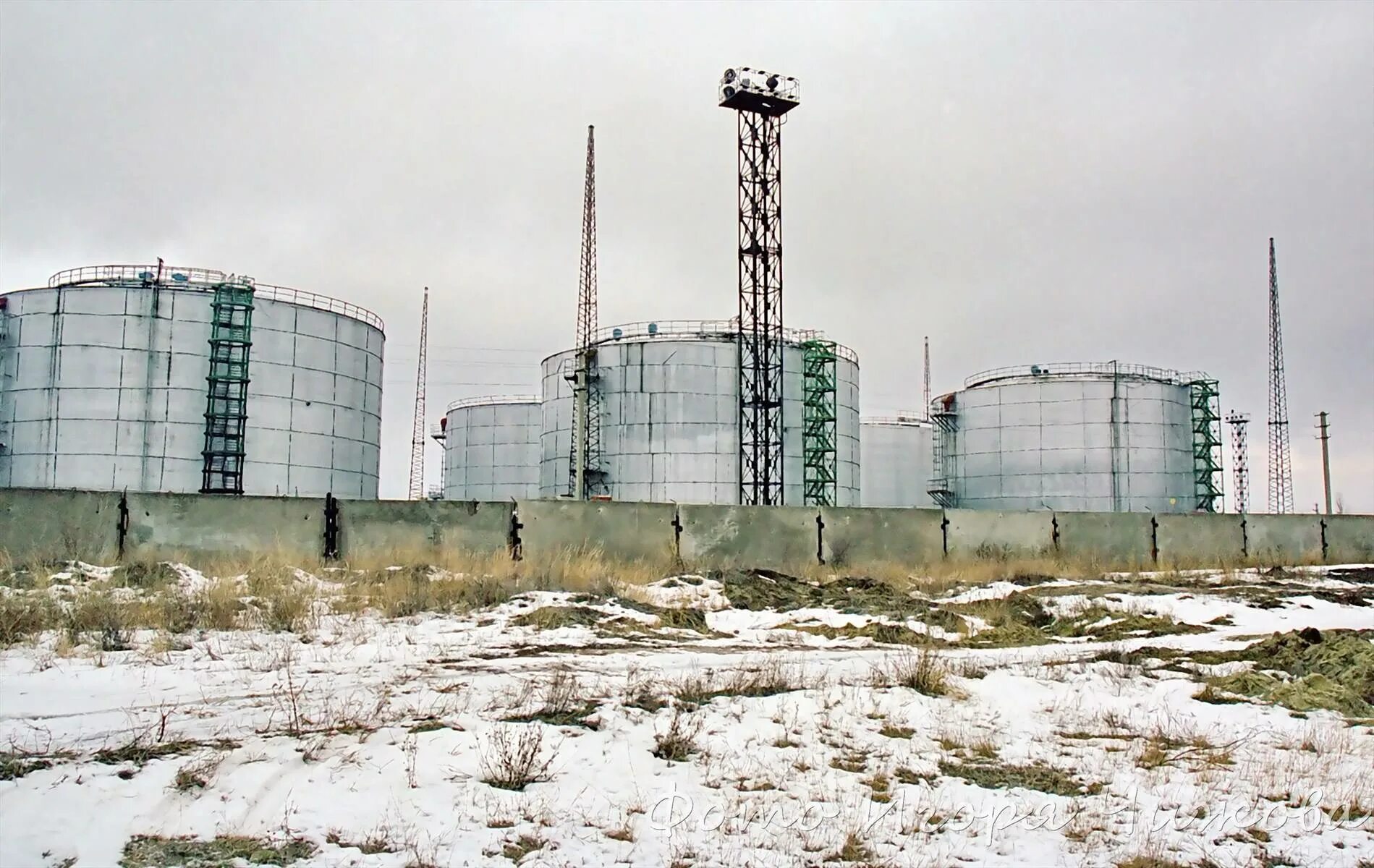 Крекинг саратов. Саратовский крекинг. Саратов завод крекинг ночью. Саратов заводской район крекинг. Завод крекинг Саратов фото.