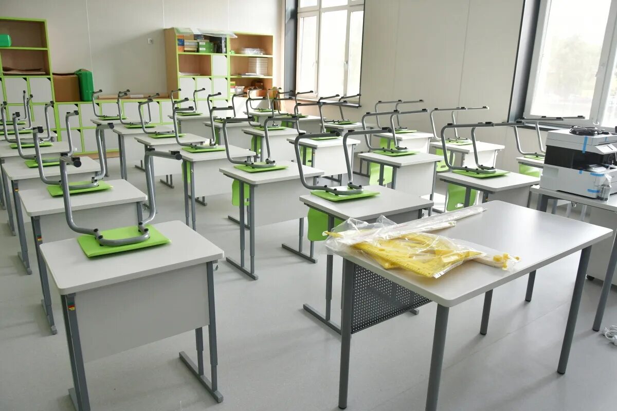 Стол учителя в современной школе. Новый корпус школы номер 20 королев. Медицинский класс в школе. Школа 65 бориса житкова 1. Школьники выходят с карантина.