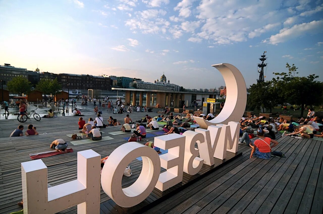 Парк горького и парк музеон. Парк зарядье 2017. Красивые места в москве 2022. Парк горького москва музеон. Куда сходить в москве на выходные погулять бесплатно.