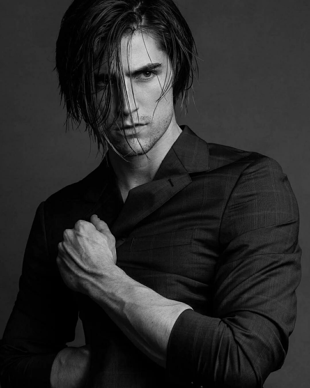 Геншин импакт парень с черными волосами. Черноволосый парень аниме. Патч киприано. Расмус ледин эмо. Как называется парень с черными волосами.