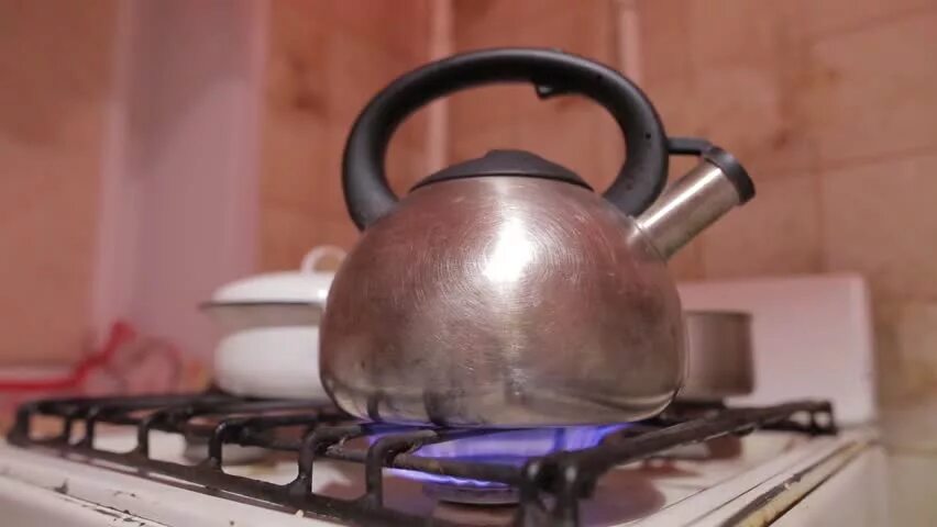 Чайник Железный на ГАЗ хамелеон. Битый металлический чайник. Фото металлического чайника на полосатой тряпке. Почему металлический чайник дергается на плите.