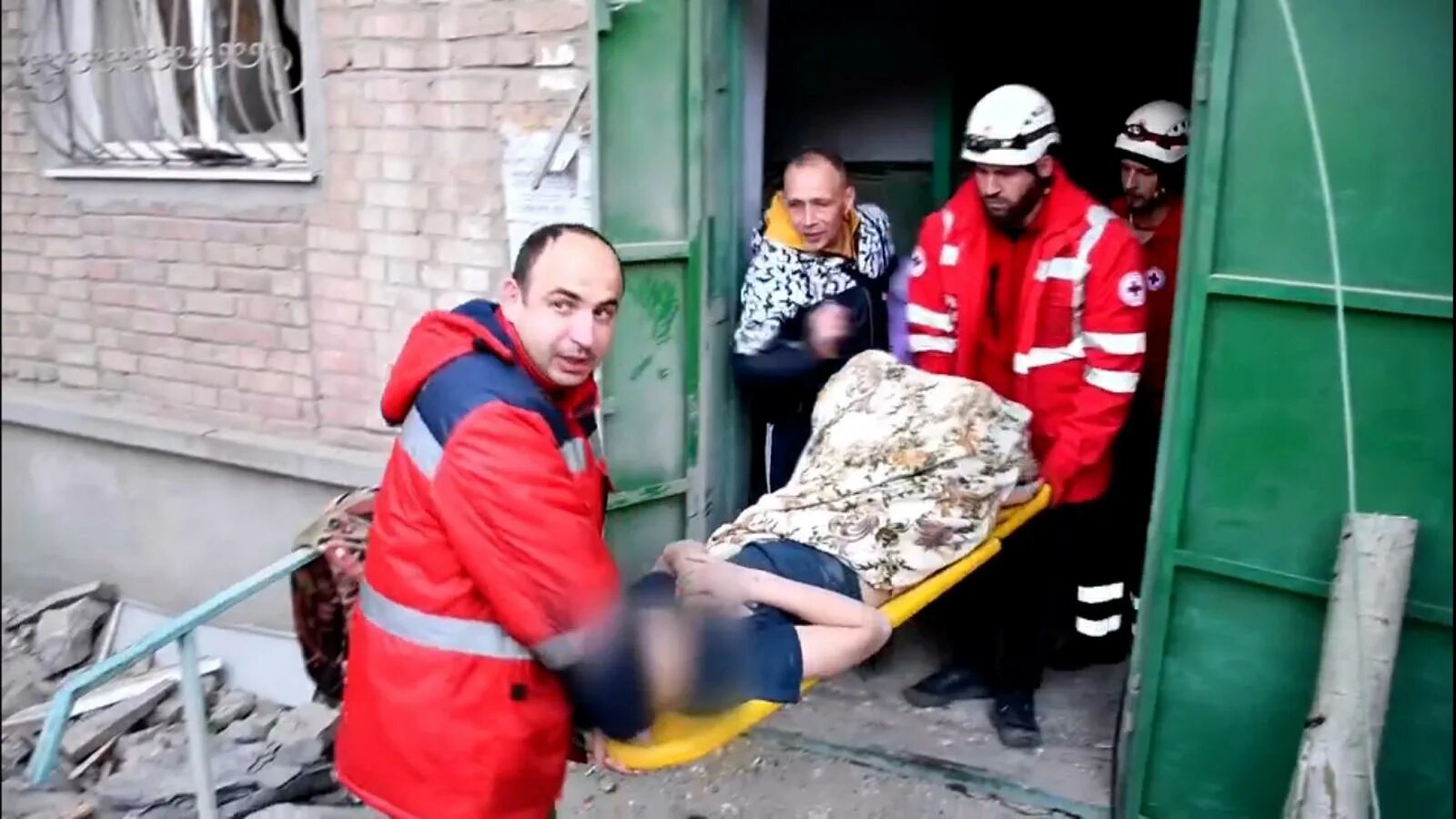 Операция спасения детей. Освобождение из под завалов. спасательная операция. спасательный коридор под завалом.