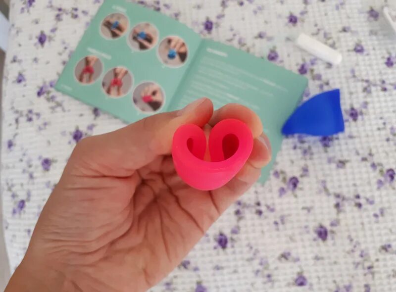 Пульсатор fun factory stronic. Fun cap менструационного чаша. менструальная чаша фан фактори. сложение менструальной чашки. первая менструальная чаша.