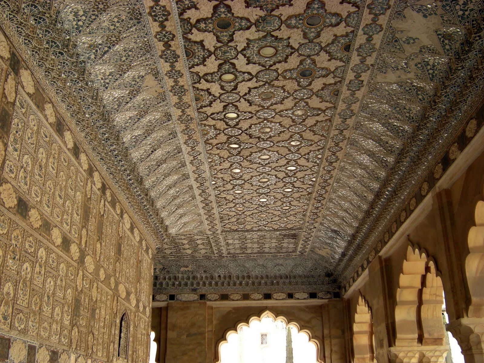 Дворец Sheesh Mahal (зеркальный дворец). Джайпур дворец Махараджи мраморные колонны. Джайпурский дворец мозаика. Форт Амбер Джайпур зеркальная комната. Glass beams mahal mp3