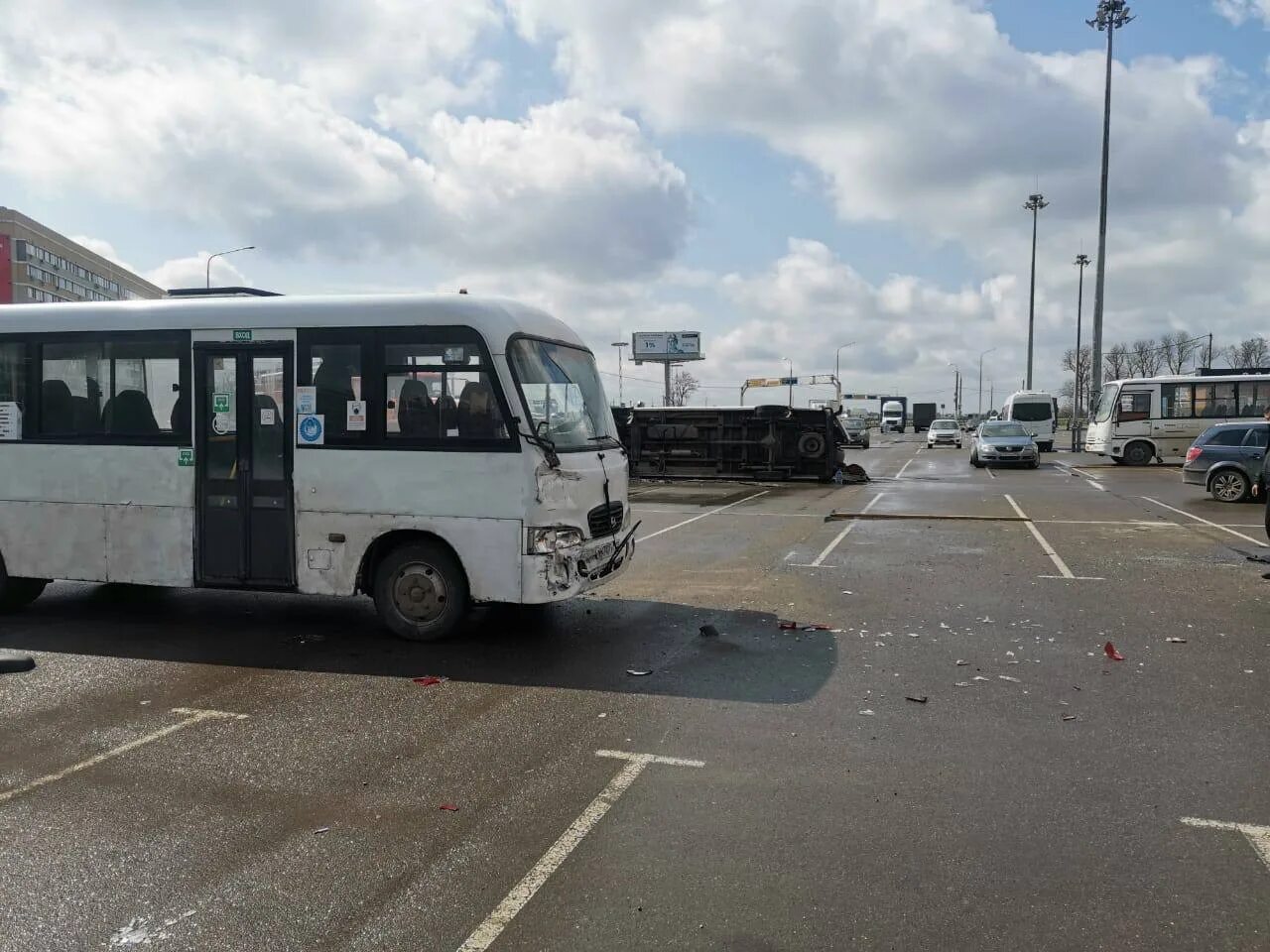 Автобус краснодар тимашевск сегодня. Микроавтобус маршрутка. Авария на маршрутки в Краснодаре. Авария автобуса в Краснодаре.
