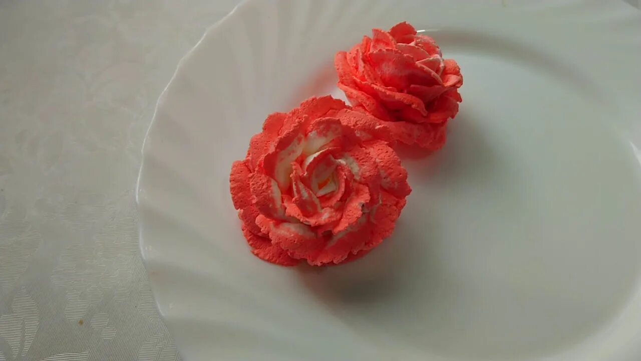 Белковая розочка. Розы из крема. Двухцветные розы из крема. Розы из белкового заварного крема. Цветы из шантипака крема.
