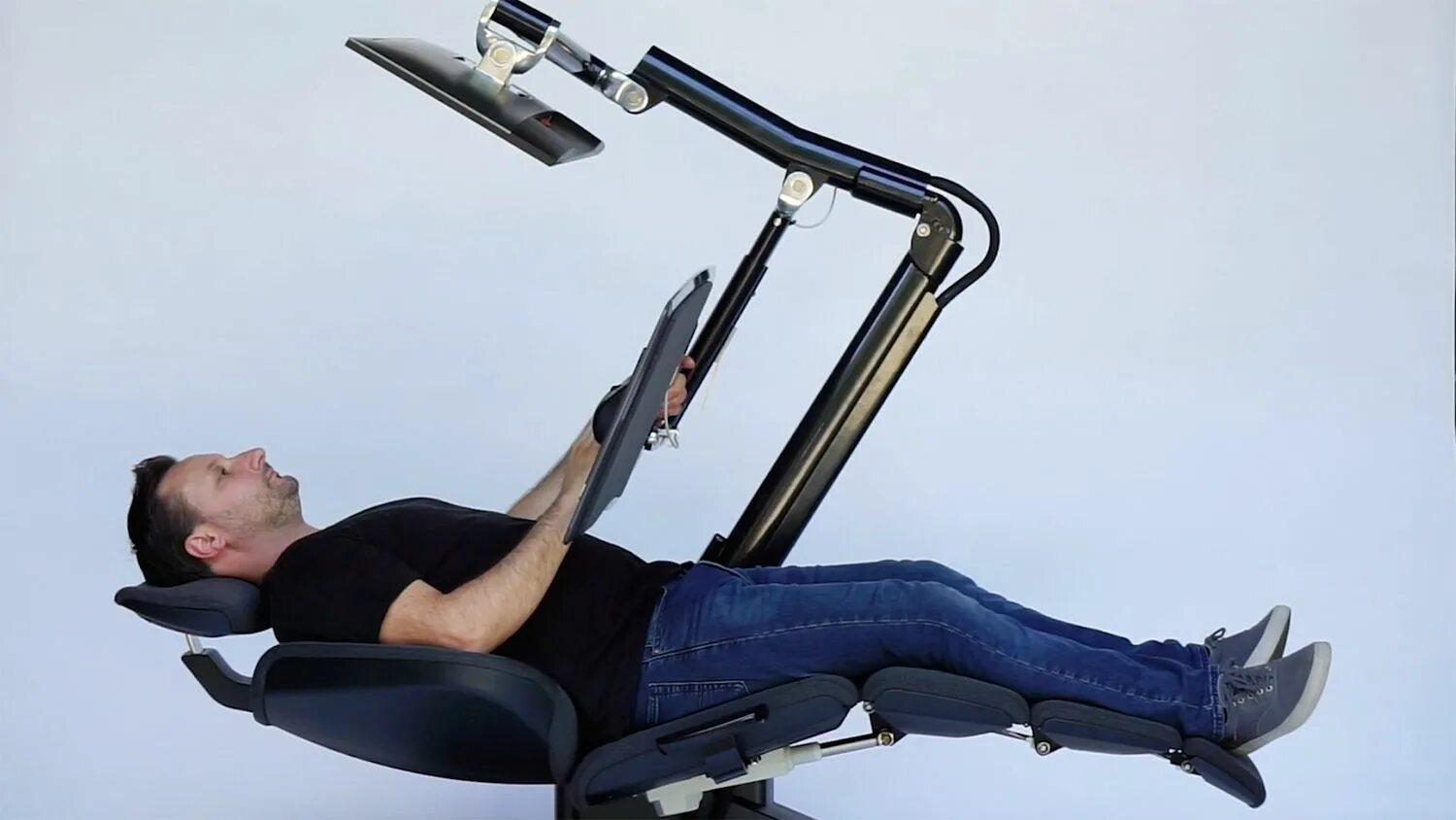 Кресло Zero Gravity Workstation 9. Офисное кресло Altwork Station. Кресло рабочее лежачее. Стул для больных позвоночником. Шагающее кресло