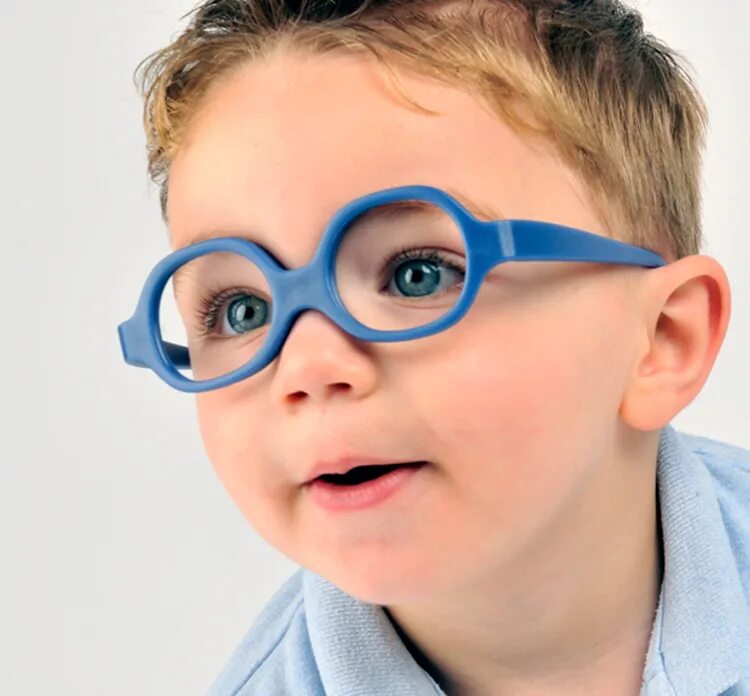 Мальчик с большими очками. Очки для детей. Очки для детей для зрения. Астигматические очки для детей. Очки для дальнозоркости.
