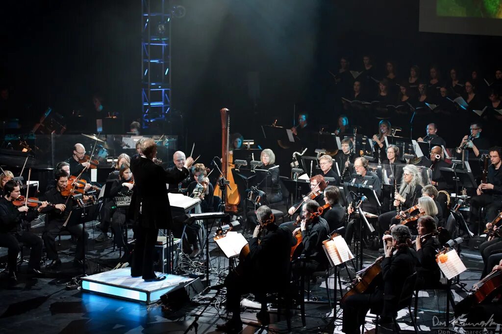 Audiomack live orchestra. Quincy jones live at montreux 2013. полярный джаз в норвегии. Orchestra live. оркестр под сценой.