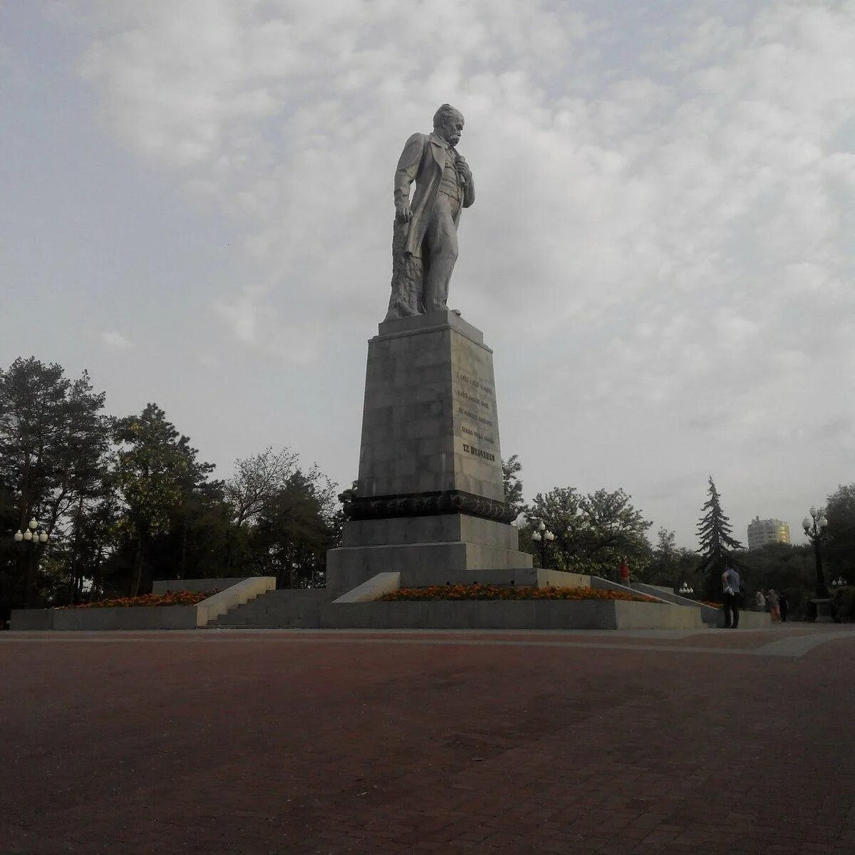 Памятник Тарасу Шевченко (Севастополь). Памятник Тарасу Шевченко Днепропетровск. Памятник Тарасу Шевченко. Памятник Тарасу Шевченко около гостиницы Украина.