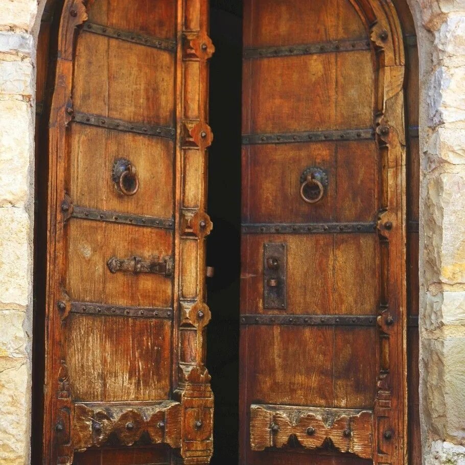 Открытые ворота замка. Castello di Scerpena замок. Старинная дверь. Старинная деревянная дверь. Старинные двери в замках.
