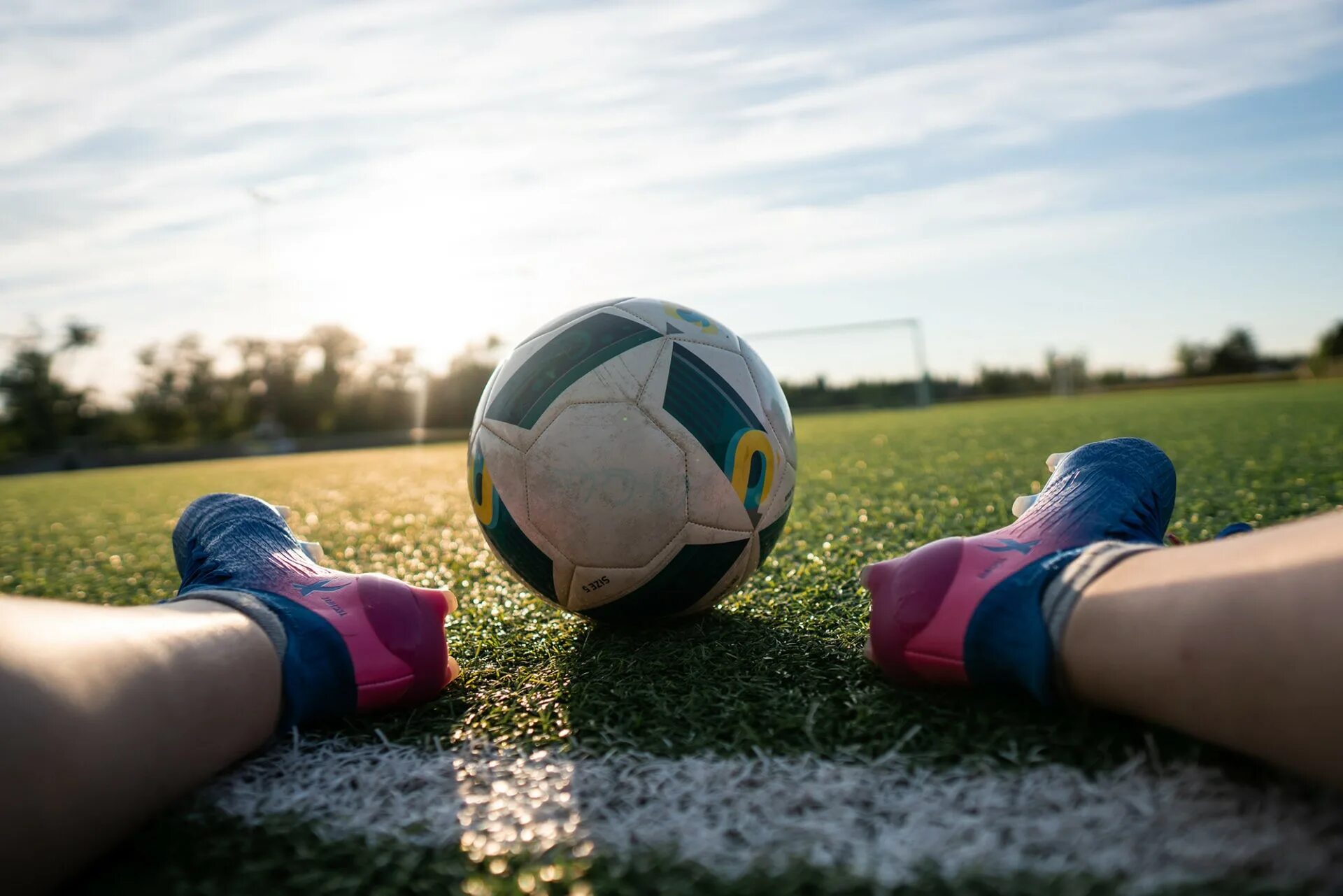 My brother plays football. Футбол креатив. Реклама футбола. Креативное фото футбол. Креативная реклама футбольных мячей.