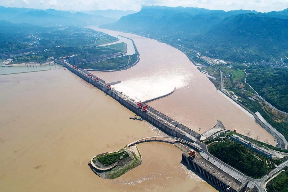 Какие крупные реки в китае. Река Янцзы Китай. Китай Хуанхэ и Янцзы. Река Янцзы Шанхай. Долина реки Янцзы.