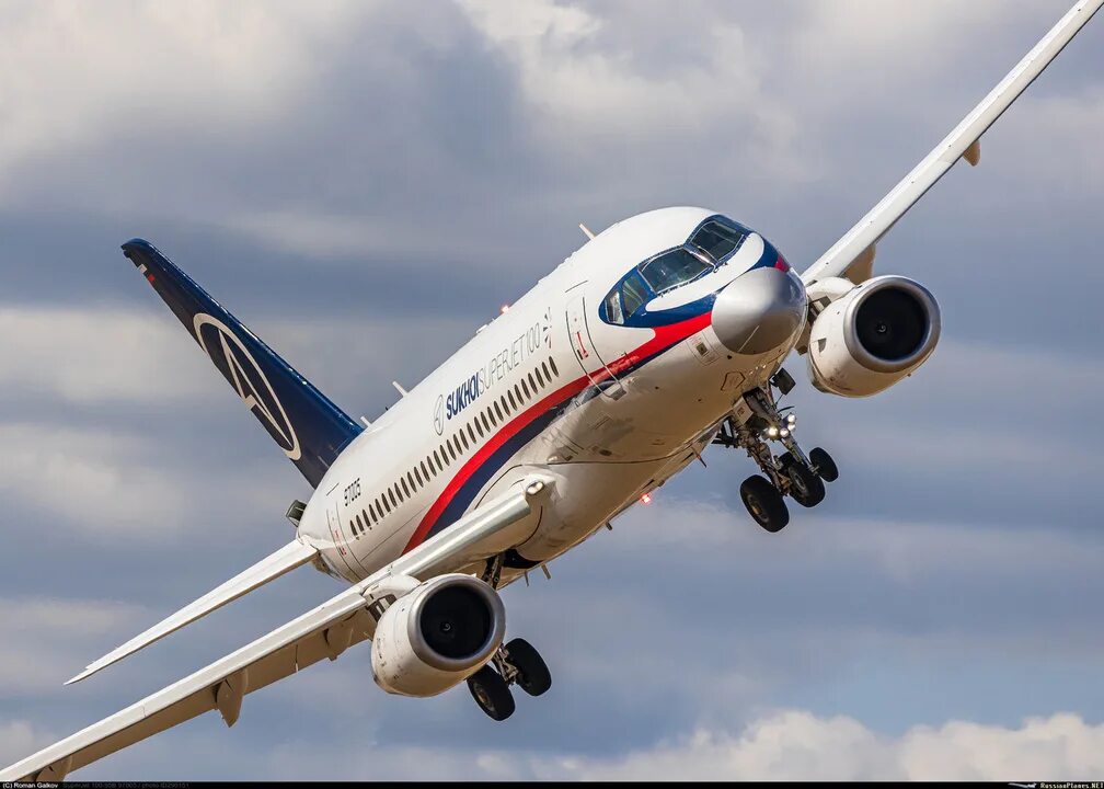 Пассажирские самолеты летающие в россии. Sukhoi Superjet 100. Самолет Sukhoi Superjet 100-95. Superjet RRJ-95 самолет. Суперджет 100 95 самолет.