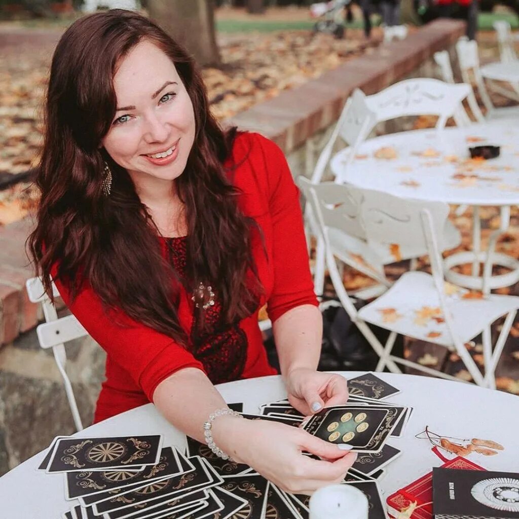 Сара абрамова. Таролог. Девушка таролог фото. Фотосессия для таролога. Таролог.