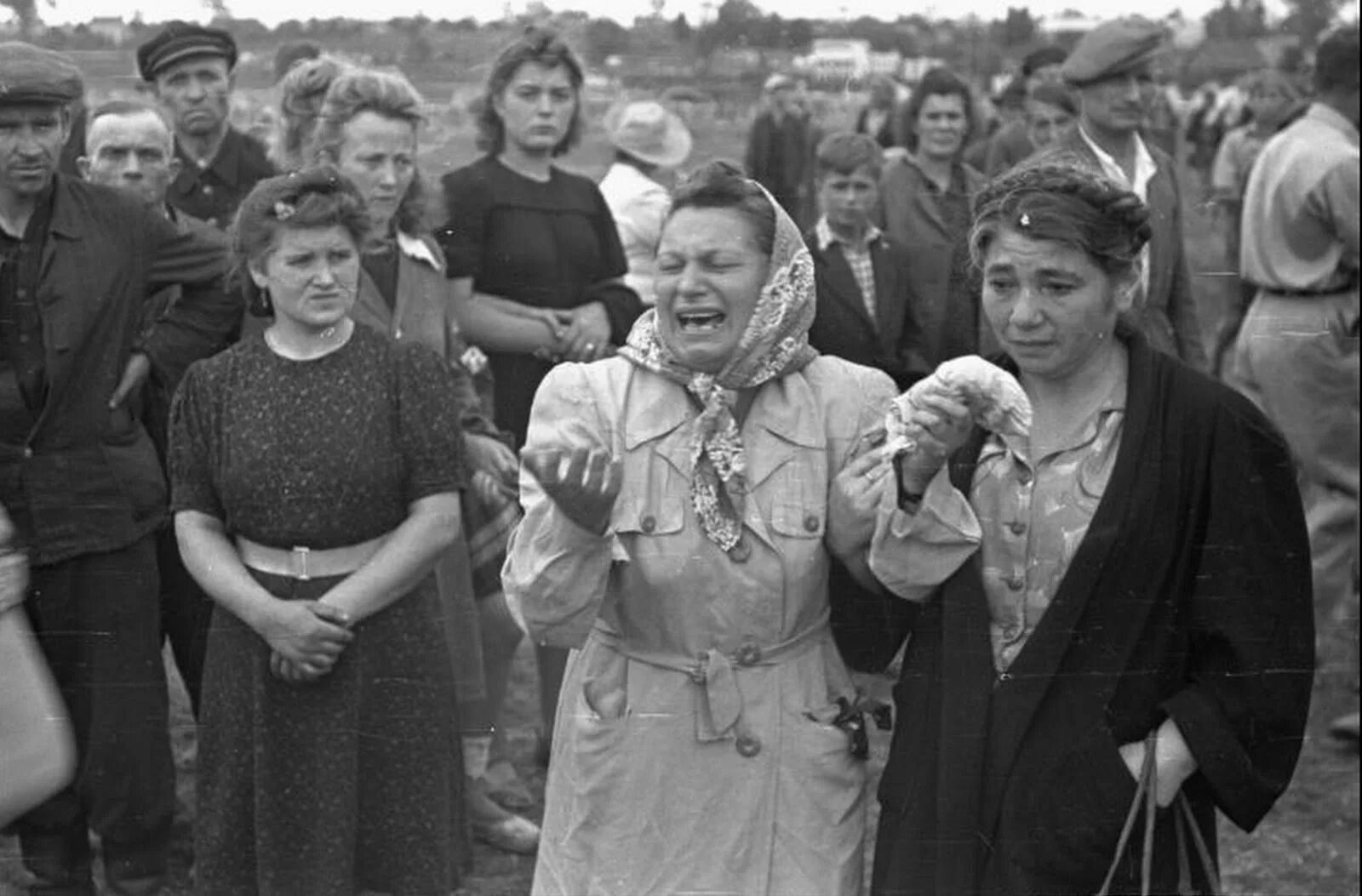 Наше последнее лето погром. Еврейский погром в Кельце 1946. Кельце Польша погром 1946. Еврейском погроме 1946 года в Кельце. Еврейский погром в Кельце 4 июля 1946 года.