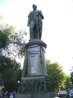 Памятник грибоедову