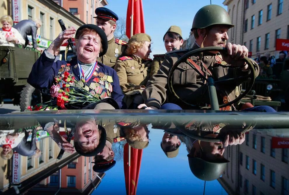 Сколько лет отмечается день победы. Отмечаем день победы. люди на параде победы. фото празднования 9 мая. парад ветеранов на красной площади.