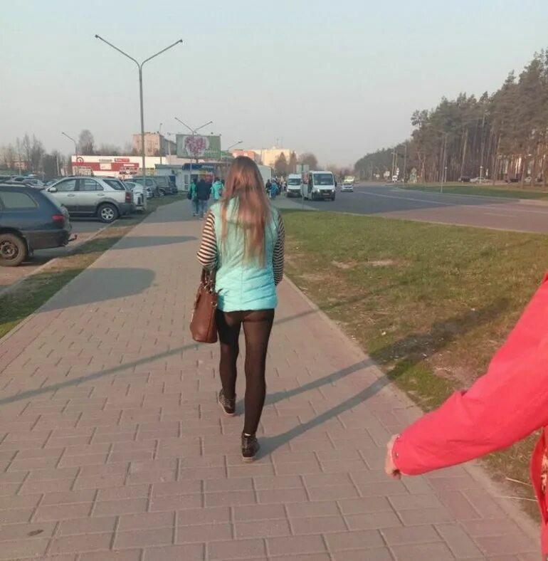 Забыть одеть. Девушка забыла юбку. девочка забыла надеть юбку. девушка забыла надеть юбку. девушка забыла одеть юбку.