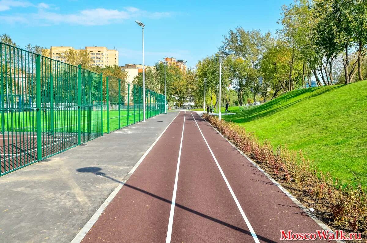 Беговая дорожка в парке новолипецком. Парк сокольники тропинки дорожки. Велодорожка филевский парк. Беговая и велодорожка. Парк 850 летия москвы беговые дорожки.