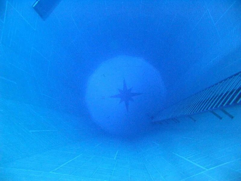 6 метров глубина. Глубокий бассейн. Самый глубокий бассейн в мире глубина. Дно самого глубокого бассейна. Самый глубокий бассейн Немо.