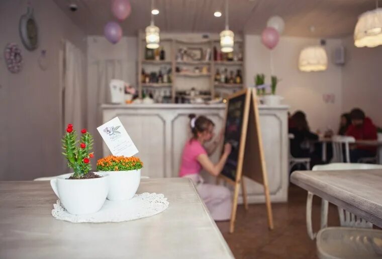 Кафе клумба спб. Кафе клумба невский 150. Кафе клумба. Кафе клумба невский 150. Клумбы у кафе.