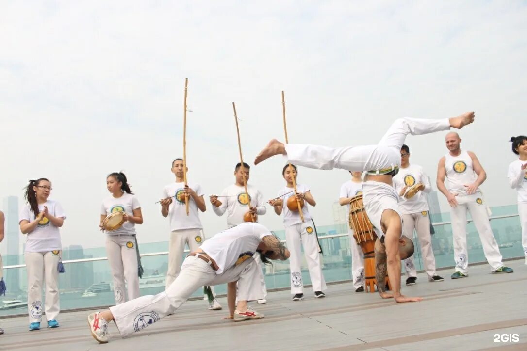 Капоэйра бразилия. Капоэйра. Боевые искусства бразилии. Капоэйра – бразильское национальное боевое искусство. Бразилия боевая капоэйра боевое искусство.