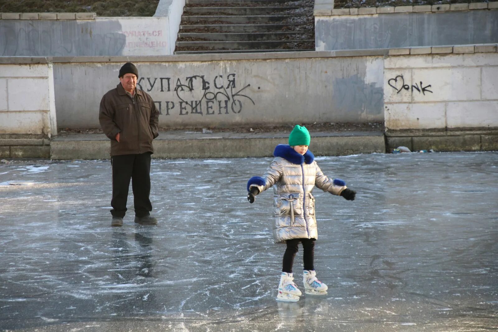 Два мальчика стоят на коньках на льду. Два мальчика стоят на коньках на льду
