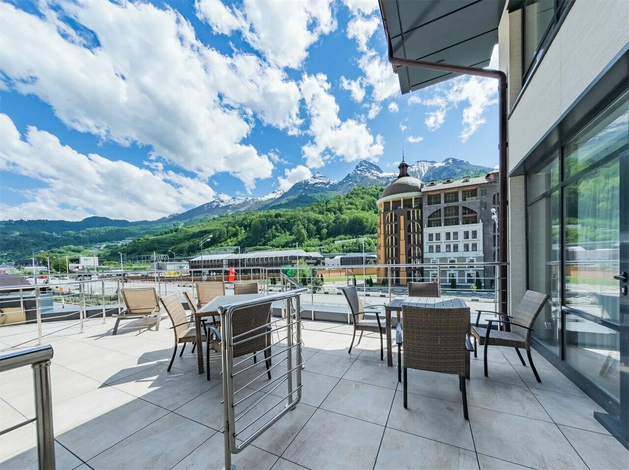 Сад красная гора. Сад красная гора. Яблоневые сады алматы. Фруктовый сад красная поляна. Гора монашка красная поляна.