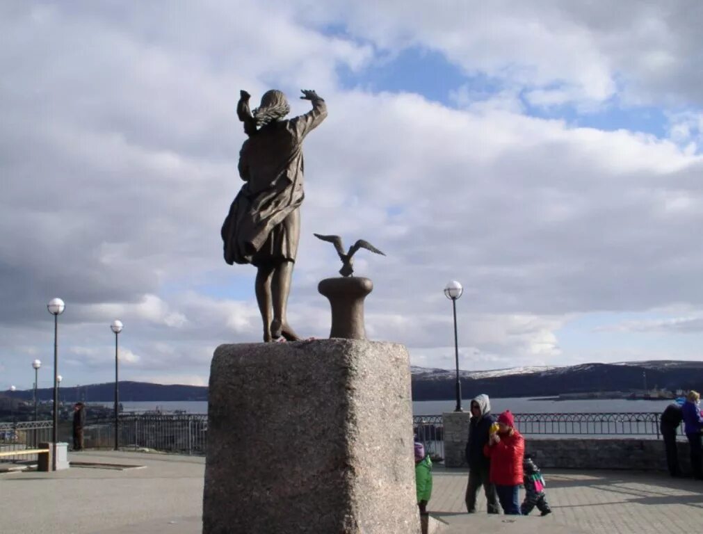 Памятник ждущей в мурманске. Памятник ждущей в мурманске. Памятник ждущей в мурманске. Мурманск памятник жене моряка. Памятник ждущей в мурманске.