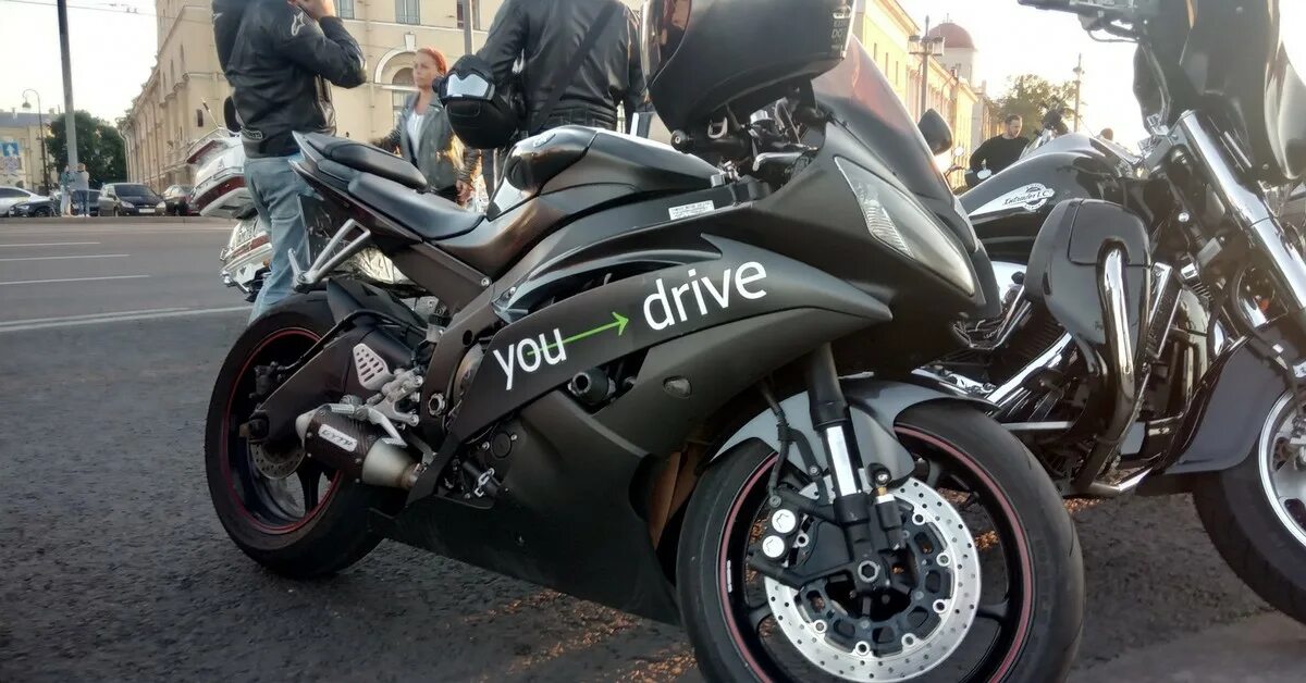 Bmw motorrad easy2ride южный парк. Мотошеринг. Фирмы по аренде самокатов. Мопед япония. Человек на скутере.