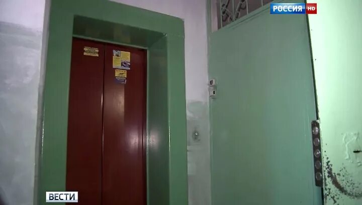 старый грузовой лифт. дом с лифтом между этажами. лифты в москве. лифт в многоэтажном доме. лифты shanghai mitsubishi.