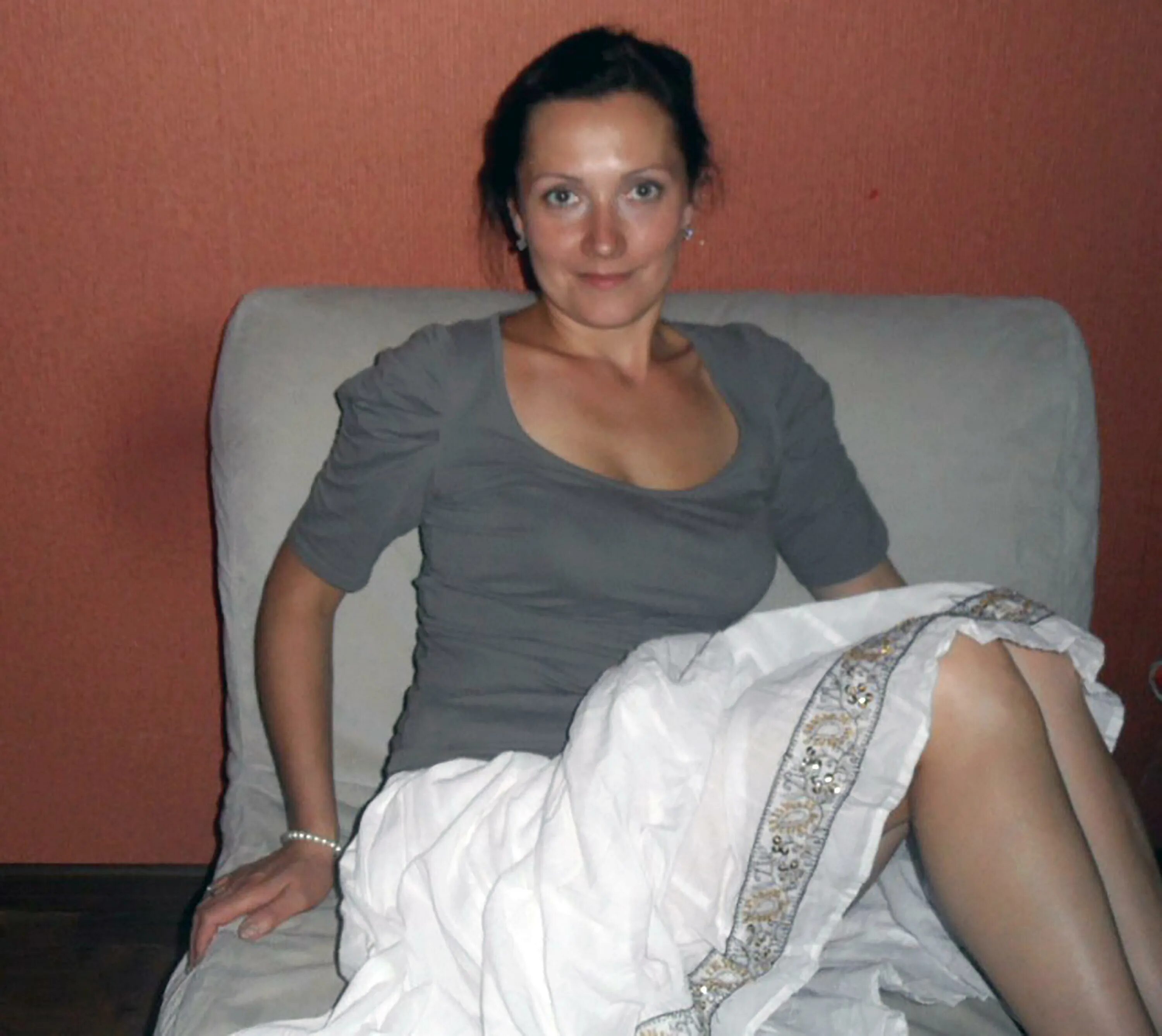 Жена сама
