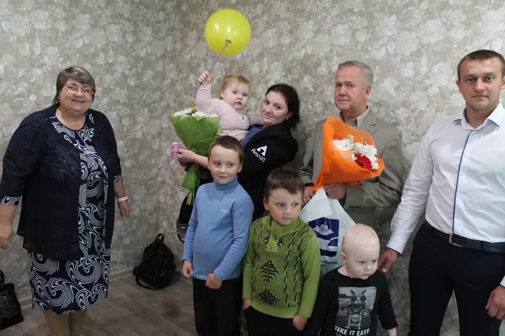 Многодетная семья получила жилье. Тверская многодетная семья. многодетная семья вышний волочек. многодетная семья меркуловых в твери. многодетная семья в квартире.